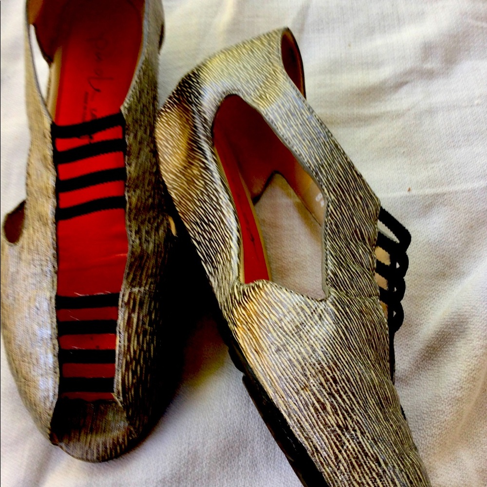 Pas de Rouge Italian wedge shoes open toes US fits size 9 metallic color silver